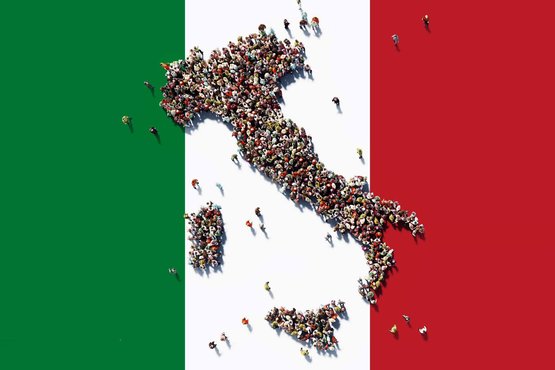 Multidão humana formando um mapa da Itália sobre fundo de bandeira italiana: conceito de população e patriotismo